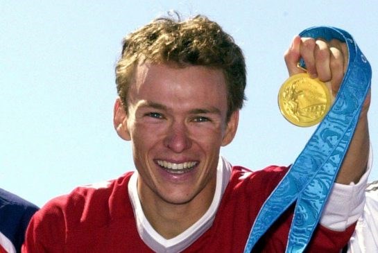 Simon Whitfield était relativement inconnu avant les Jeux Olympiques de Sydney en 2000. Le triathlon faisait alors son entrée aux Olympiques. Il a quitté l'Australie avec une médaille d'or au cou et un nouveau statut de vedette au Canada.