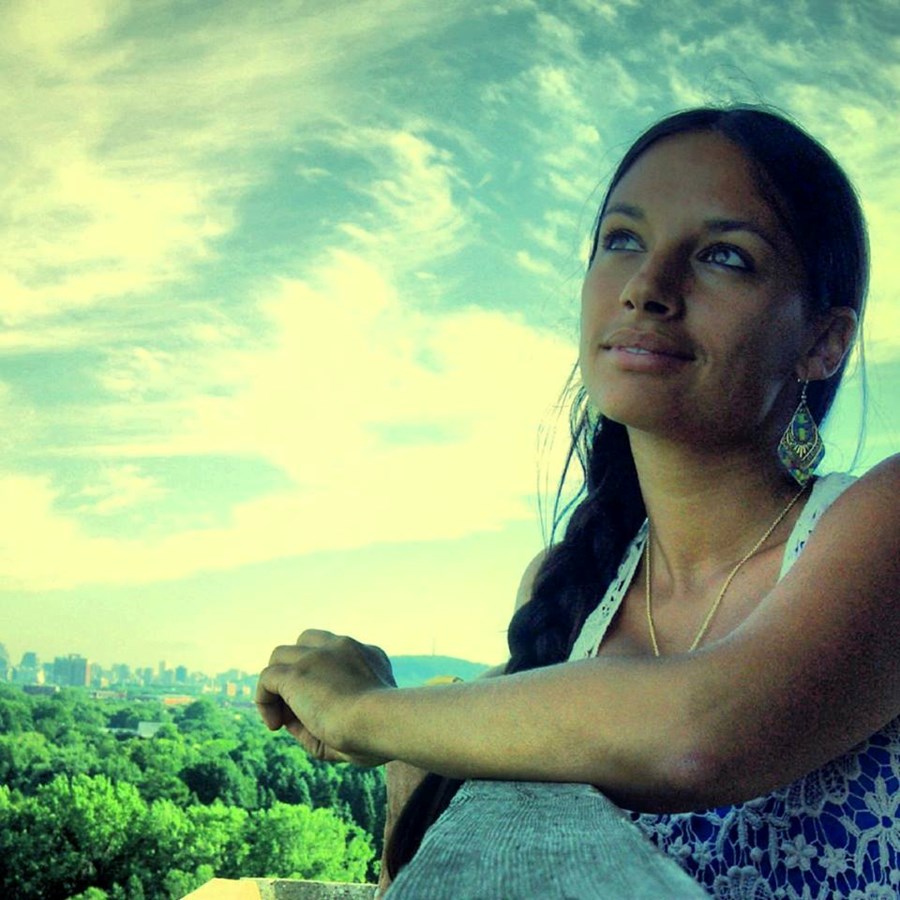 L'artiste visuelle muraliste Fanny Aïchaa.