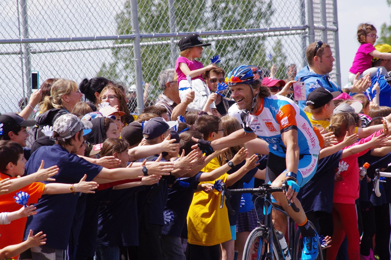Plus de 1200 élèves de la Commission scolaire des Phares étaient présents au Complexe sportif Guillaume-Leblanc le 12 juin pour accueillir Pierre Lavoie et son imposant groupe de cyclistes.