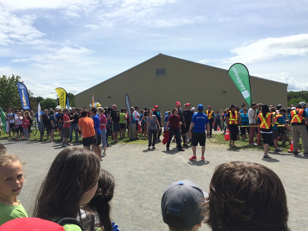 Les rimouskois étaient présents en grand nombre le vendredi 12 juin dernier en après-midi pour accueillir très chaleureusement les cyclistes du Grand Défi Pierre Lavoie.