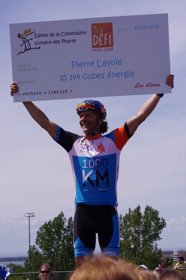 Un chèque symbolique de 15 144 cubes énergie avait été remis à Pierre Lavoie lors de son passage à Rimouski. 15 minutes d'activité physique= 1 cube énergie.