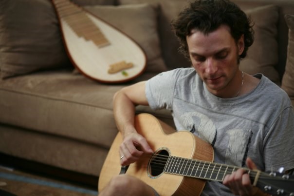 Sébastien Thériault, guitariste et directeur musical.