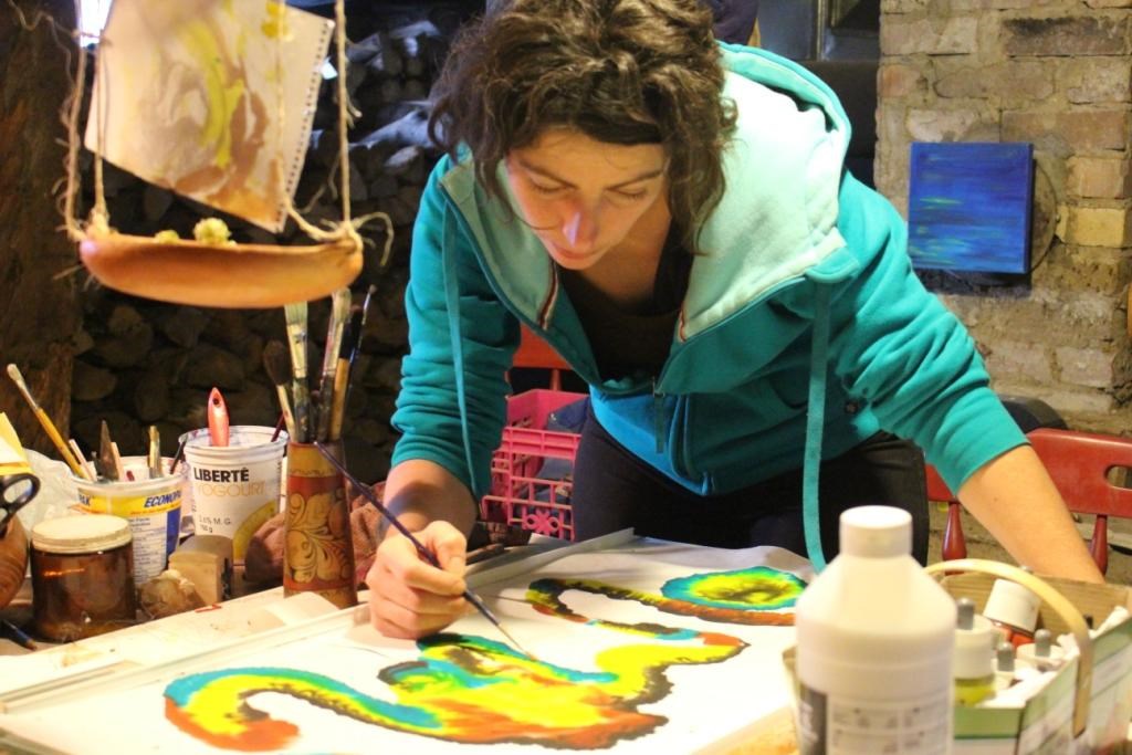 L'artiste visuelle Sandra Vuaillat en pleine création.