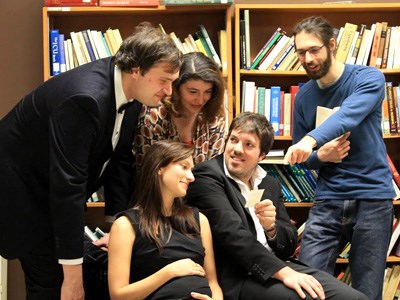 La troupe de théâtre Les Couzins est composée de Simon Bélanger, de Martin Debofle, de Quentin Duboc, d'Élodie Libert et de Jessie Morin.
