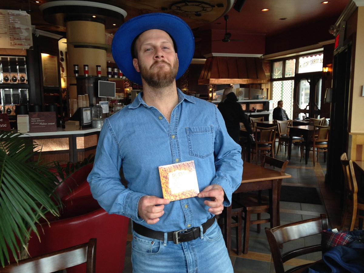 Mathieu Lafontaine, alias Claude Cobra, est bien fier de présenter la nouvelle «galette» de la formation Bleu Jeans Bleu. 