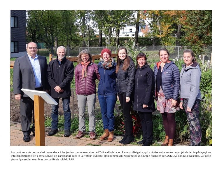 Le plan a été dévoilé devant les jardins communautaires de l'Office d'habitation Rimouski-Neigette. Sur la photo sont représentés les membres du comité de suivi du PAU.