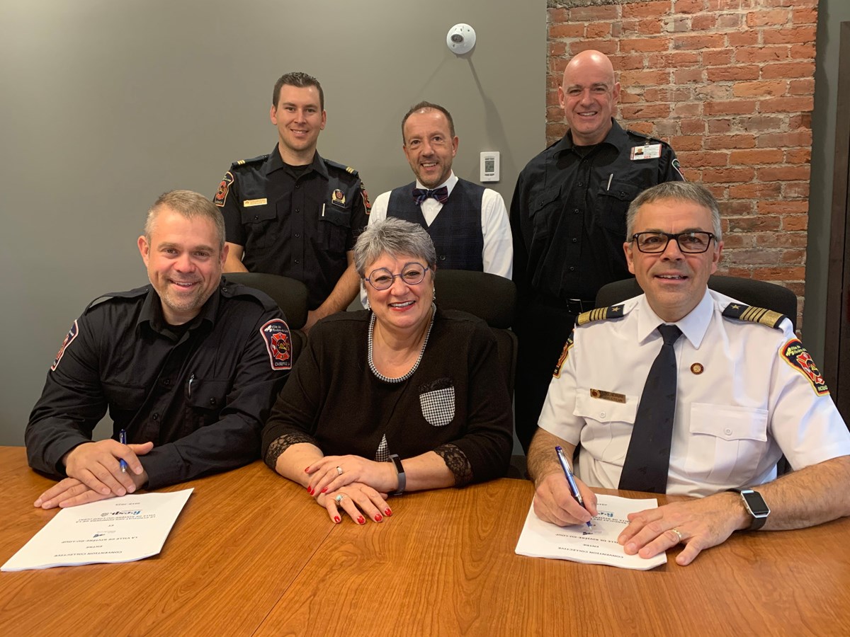 Les différents acteurs lors de la signature de la convention. Avec au premier plan: Stéphane Arbour, président du syndicat des pompiers; Sylvie Vignet, mairesse; Éric Bérubé, directeur du Service de sécurité incendie. Au second plan: Jonathan Daraîche, capitaine à la prévention au Service de sécurité incendie, Denis Lagacé, directeur général par intérim et directeur des ressources humaines de la Ville et Denis Morissette, vice-président du syndicat des pompiers.