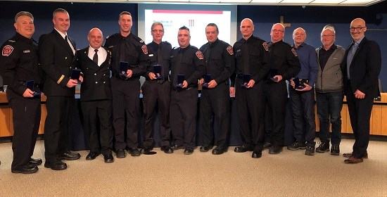 Quelques-uns des pompiers honorés lors de la soirée en compagnie de Jean-Sébastien Meunier, directeur du service de sécurité incendie de la Ville de Rimouski et du maire Marc Parent.