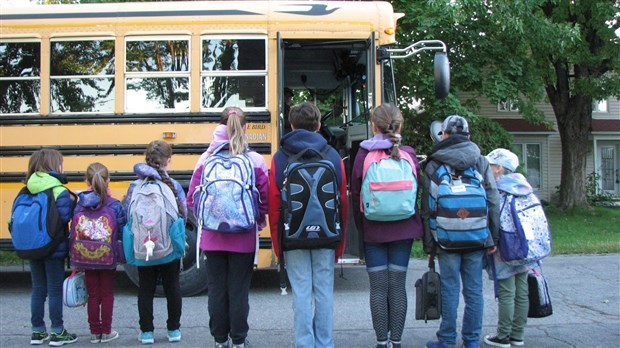 Si les parents laissaient leurs enfants marcher ou prendre l'autobus, la circulation dans les cours d'école serait moindre. 