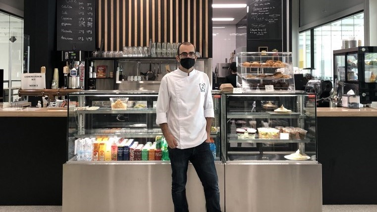 Olivier de Saint-Germain, formé dans plusieurs restaurants gastronomiques de Paris, a élargi ses compétences en travaillant avec des traiteurs haut de gamme et en poursuivant sa carrière pour le groupe Marriott International en France. Il est maintenant chef à l'Entre Deux.