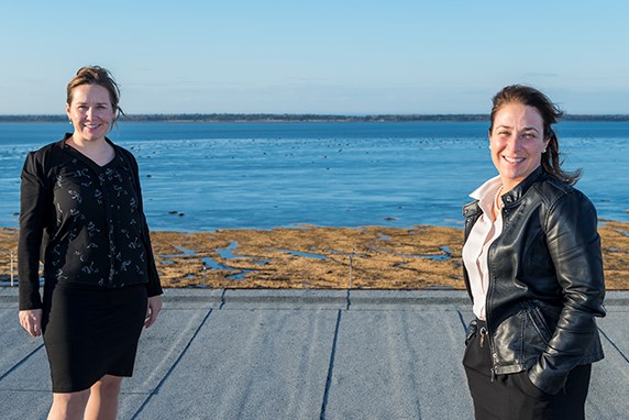 Geneviève Allard, présidente de la Fondation de l'IMQ, accompagnée par Mélanie Leblanc, directrice de l'Institut maritime du Québec.
