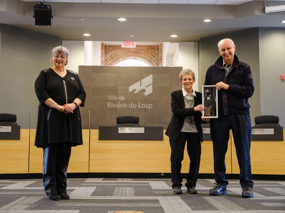 La mairesse Sylvie Vignet, accompagnée d'Andrée Côté et Richard Levesque.