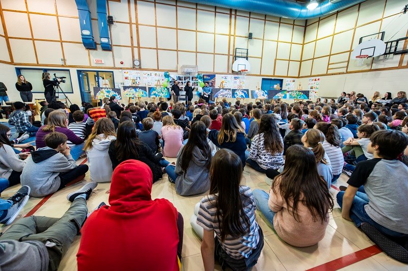Huit grandes murales ont été réalisées à partir des 330 portraits réalisés par les élèves de l'école de l'Estran.