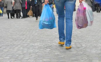 Le règlement vise l’ensemble des activités commerciales de Rimouski, provenant notamment des épiceries, des pharmacies, des boutiques, des restaurants, des services professionnels de même que tous les événements.