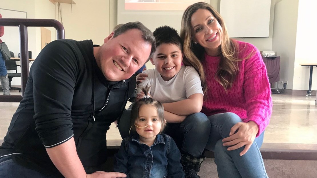 Anick Dumontet et Maxime Landry, porte-paroles d’Opération Enfant Soleil, avec Emma Deschênes, Enfant Soleil du Bas-Saint-Laurent 2020, et son frère Alexis.
