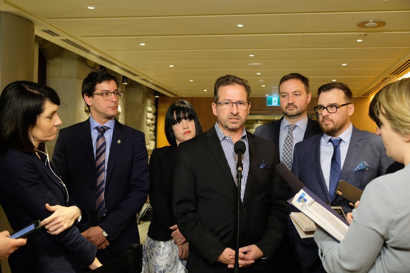 Le chef bloquiste Yves-François Blanchet, entouré des députés Alexis Brunelle-Duceppe et Mario Simard.