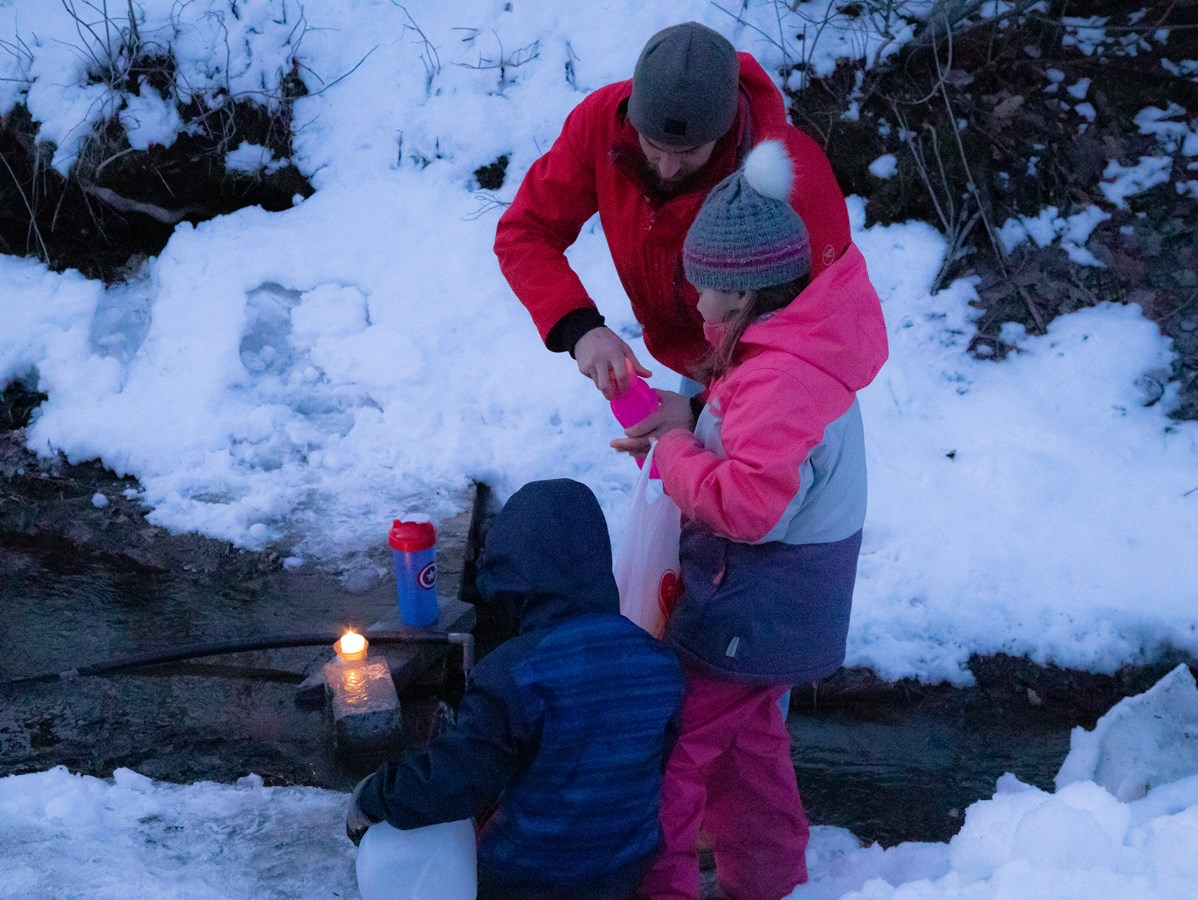 Un beau rituel : la cueillette de l'Eau de Pâques