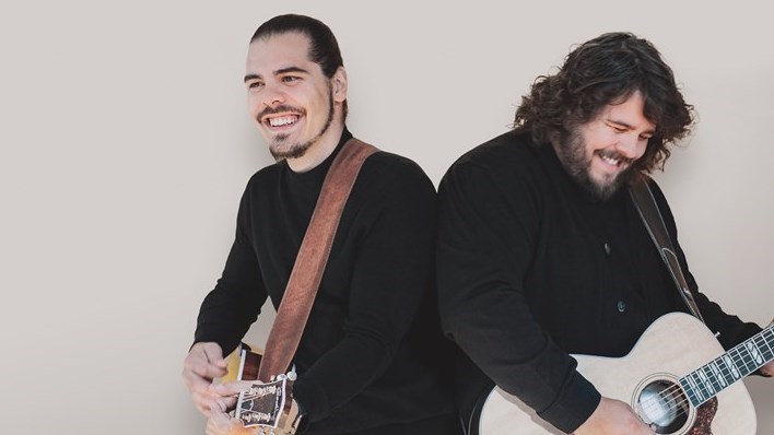 Le duo 2Frères sera donc de passage à Rimouski le samedi 11 juillet et à Matane le dimanche 12 juillet dans le cadre d’une tournée originale qui permettra aux gens de la région de voir le groupe dans le confort de leur voiture.