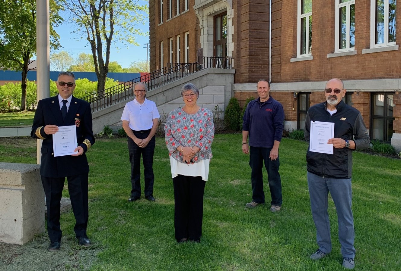 Lors de la signature de la convention, le 3 juin, étaient présents, de gauche à droite: Éric Bérubé, directeur du Service de sécurité incendie, Gilles Lavoie, directeur du Service des ressources humaines par intérim, Sylvie Vignet, mairesse, Jean Soucy, président du syndicat et Claude Bossé, vice-président du syndicat.