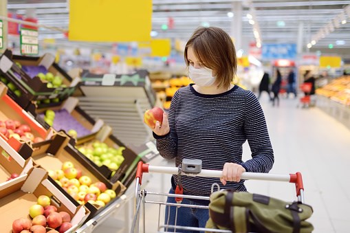 Alors que la PCU a été mise en place pour soutenir les Canadiens qui ne pouvaient assurer leurs dépenses quotidiennes pendant la pandémie (loyer, épicerie...), le NPD demande un prolongement de quatre mois à raison de 2000$ mensuels.