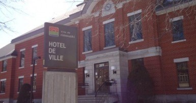 Les 32,8 M$ d’investissements prévus en 2021 permettront de compléter la mise en œuvre de projets amorcés dans l’année 2020, tels que le remplacement du centre communautaire de Sainte-Blandine/Mont-Lebel et la construction de la piste d’athlétisme, entre autres.