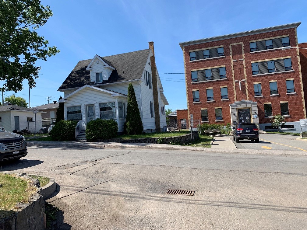 La Ville entend profiter de travaux à exécuter sur les conduites enfouies pour repenser également la circulation automobile et piétonnière dans le quartier.