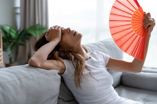 La chaleur peut notamment entraîner divers problèmes de santé comme la déshydratation, la fatigue, les étourdissements, les malaises...