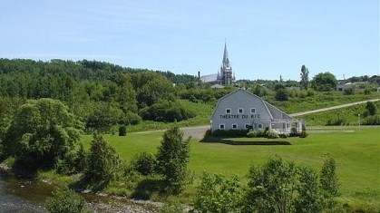 Le Théâtre les gens d'en bas est la compagnie en résidence permanente au Théâtre du Bic. Il est le seul théâtre professionnel permanent sur la rive sud, à l'est de Québec. En plus de produire des œuvres théâtrales, l'organisme a pour mission d'accueillir et de diffuser d'autres œuvres de théâtre et de danse contemporaine en provenance du Canada et de l'étranger, et de démocratiser le théâtre par l'animation et la production communautaire. 