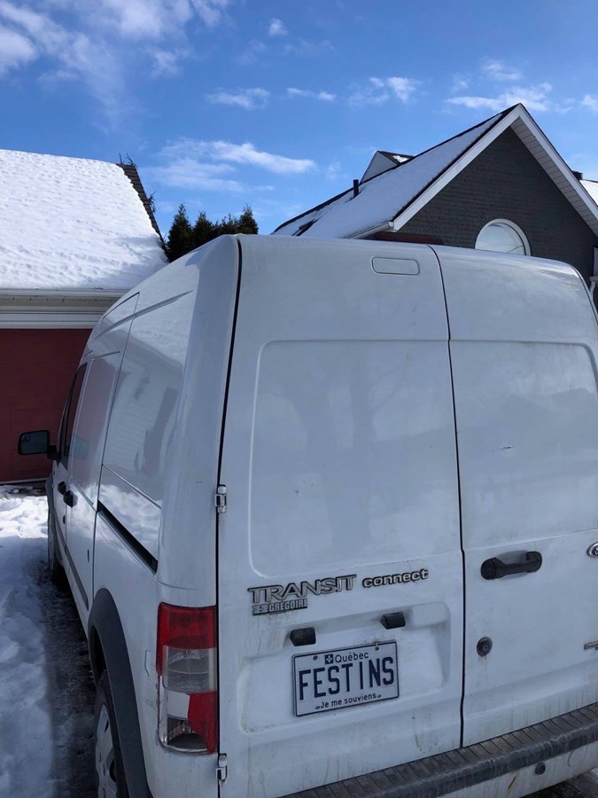 Il circulerait à bord de cette camionnette, immatriculée "Festins".