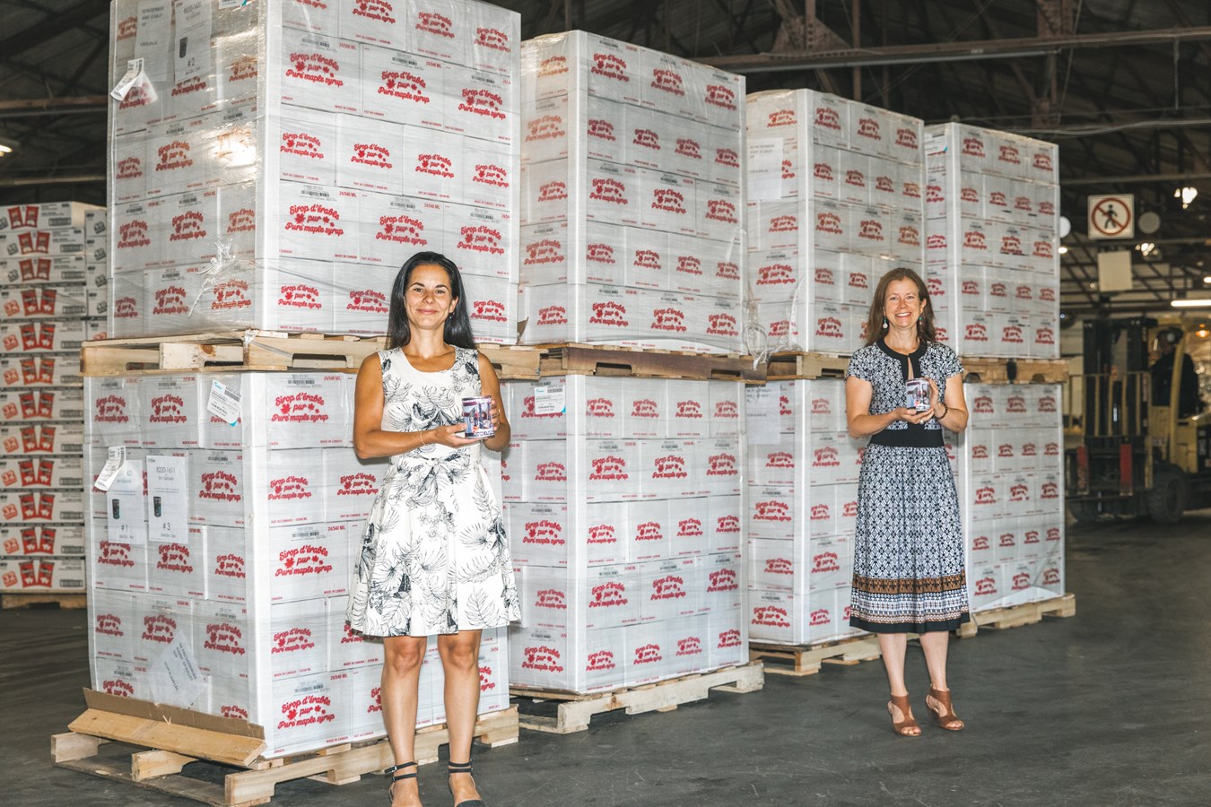 Mylène Denicolaï, directrice promotion et développement des marchés des Producteurs et productrices acéricoles du Québec (gauche) accompagnée de Julie Marchand, directrice générale des Banques alimentaires du Québec.