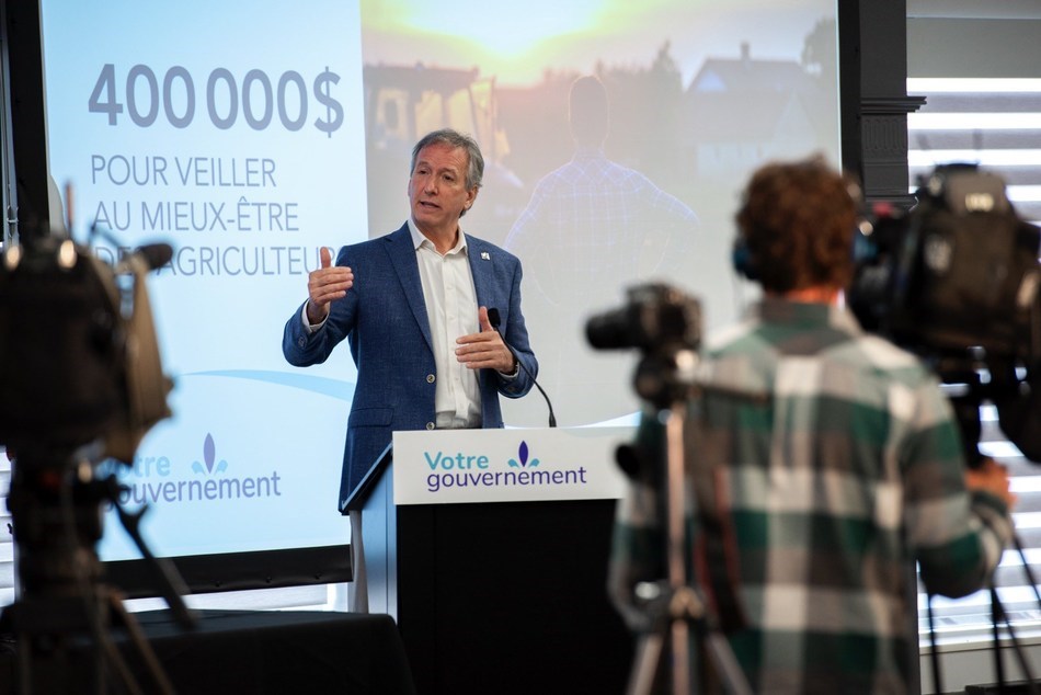 Le ministre a notamment annoncé d’une aide financière récurrente de 400 000 $ à l’organisme Au cœur des familles agricoles.