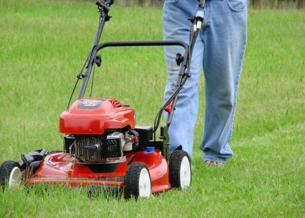 Tondeuses et tracteurs de pelouse ne sont pas des jouets, rappellent les Amputés de guerre