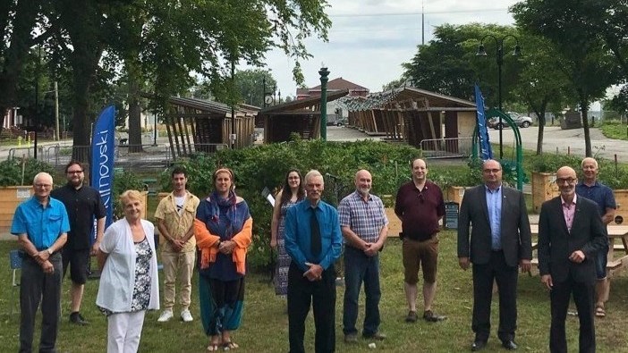 « Cet engagement symbolique est un appel à l’inclusion sociale et au développement du pouvoir d’agir des jeunes », a soutenu le maire de Rimouski Marc Parent (2e à droite, entouré des élus de la MRC de Rimouski-Neigette). 