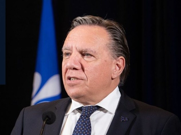 « Je lance aujourd'hui un appel à la solidarité pour demander à tous les hommes, toutes les femmes, tous les jeunes, tous les vieux : s'il-vous-plaît, pensez aux personnes vulnérables », a demandé le premier ministre Legault ce mardi 15 septembre.