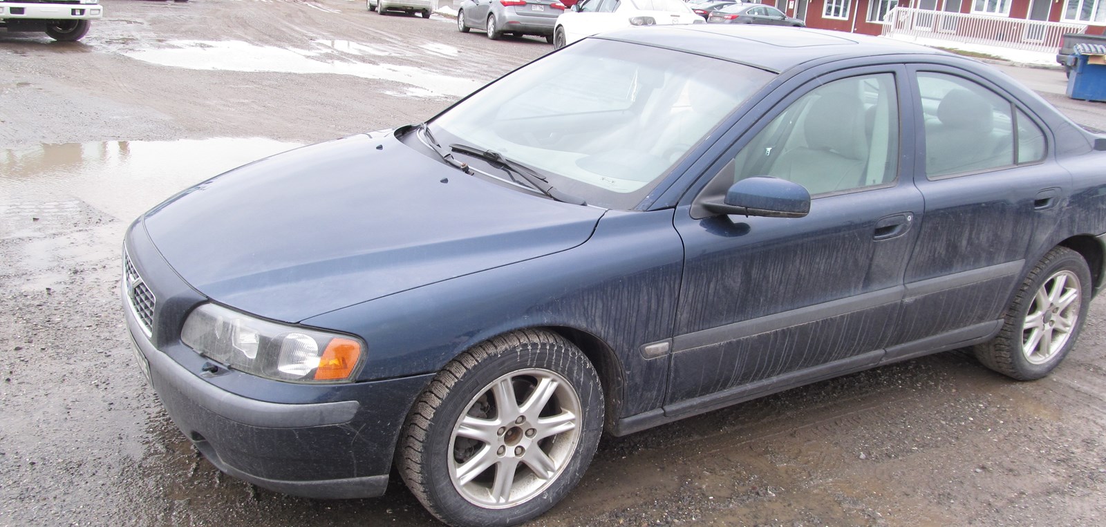 Daniel Thibeault se déplacerait à bord d’un véhicule quatre portes de marque Volvo modèle S60 de couleur bleu marin immatriculée W25 WQF.