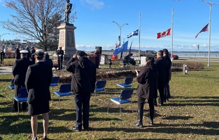 Les drapeaux de Rimouski mis en berne pour souligner le jour du Souvenir