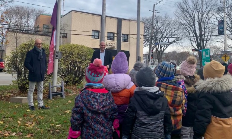 Une levée de drapeau pour la Grande semaine des tout-petits à Rimouski