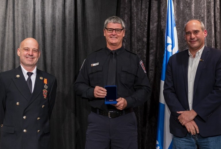 Jean-Sébastien Meunier, directeur du Service de sécurité incendie, Sylvain Lachance, pompier reconnu pour ses 30 ans de service et Guy Caron, maire de Rimouski.