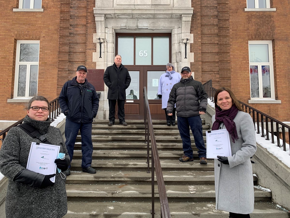 À l’arrière : Benoît Ouellet, directeur du Service Loisirs, culture et communautaire et Sylvie Vignet, mairesse. Au centre : Denis Potvin et Mike Labonté, membres du comité de négociation. À l’avant : Sophie Deschênes, vice-présidente de la division Loisirs du syndicat et Pascale Boucher, directrice du Service des ressources humaines.
