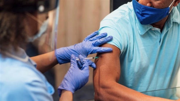 Le vaccin AstraZeneca à nouveau disponible sans rendez-vous dans plusieurs cliniques