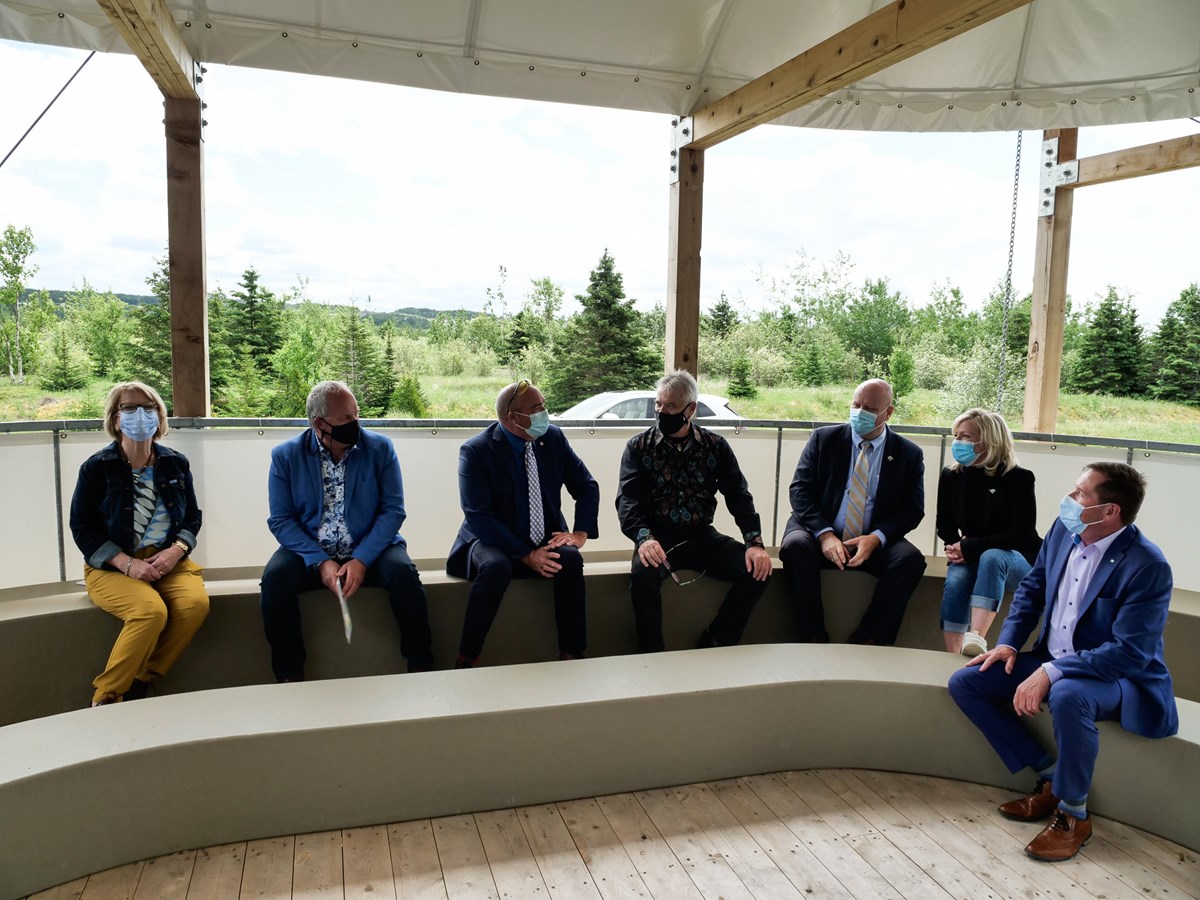 Le Grand Chef Jacques Tremblay en compagnie du député fédéral du comté de Montmagny – L’Islet – Kamouraska – Rivière-du-Loup, Bernard Généreux, du ministre provincial des Affaires autochtones, Ian Lafrenière, de la ministre provinciale du Tourisme et ministre responsable du Bas-Saint-Laurent, Caroline Proulx, du député provincial du comté de Rivière-du-Loup – Témiscouata, Denis Tardif, du président du conseil d’administration de la Société du parc côtier Kiskotuk et préfet de la MRC de Rivière-du-Loup, Michel Lagacé, et de la mairesse de la municipalité de Cacouna, Ghislaine Daris.