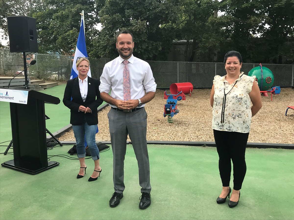 La ministre du Tourisme et responsable de la région, Caroline Proulx, accompagnée du ministre de la Famille, Mathieu Lacombe.