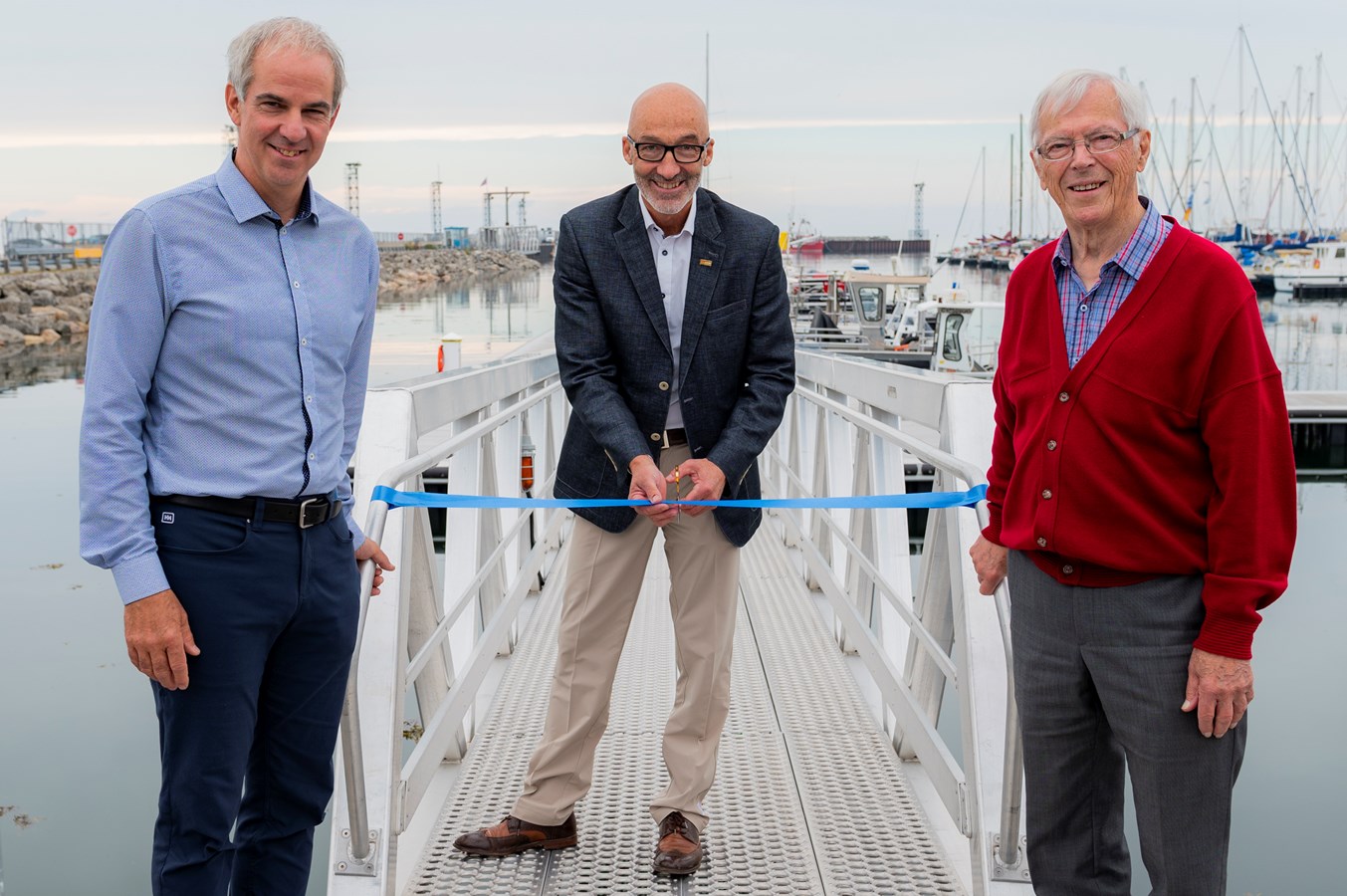 Sylvain Trudel, commodore de la marina de Rimouski, Marc Parent , maire de Rimouski et Louis Arsenault, un utilisateur de la marina.