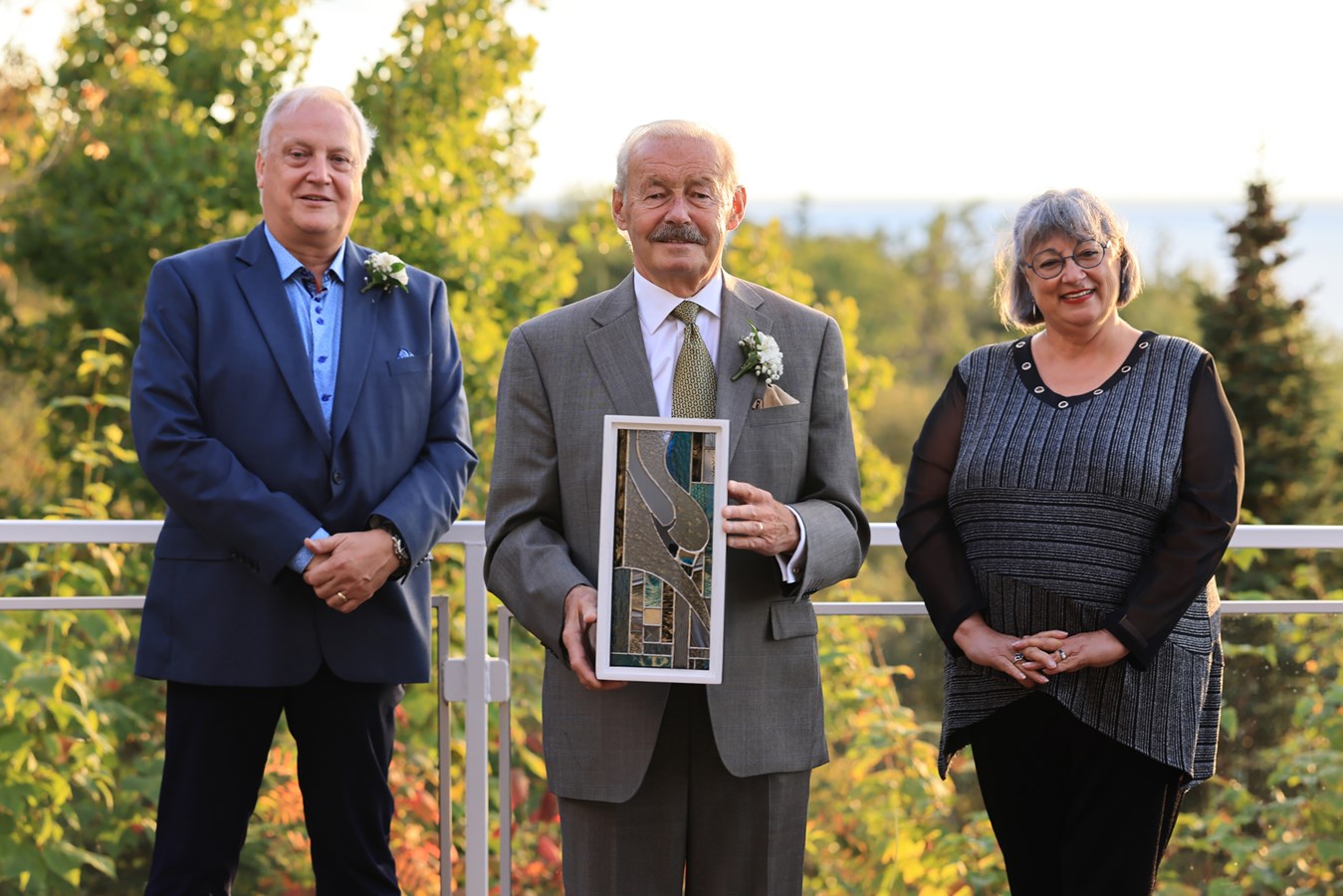 La Ville de Rivière-du-Loup a remis lundi le Mérite municipal Yves-Godbout 2020 à Hubert Lafortune, au cours d’une réception civique en présence de la mairesse, Sylvie Vignet.