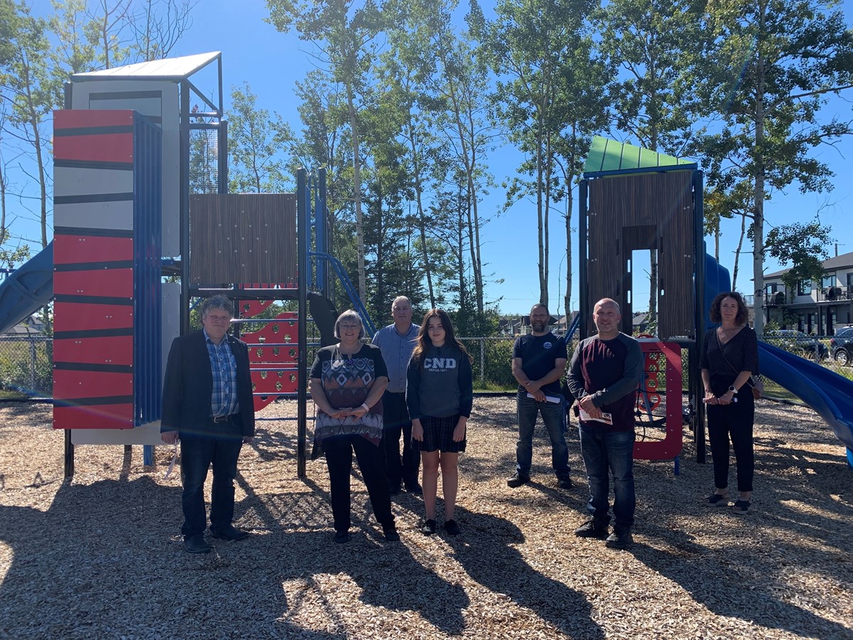André Beaulieu, conseiller. Sylvie Vignet, mairesse, Benoît Ouellet, directeur du Service loisirs, culture et communautaire, Flavie Bergeron, mairesse d’un jour, William Grenier, gestionnaire de projets Parc Bas-Saint-Laurent, François Viel, contremaître, Julie Martin, gestionnaire aux programmes et équipements culturels.