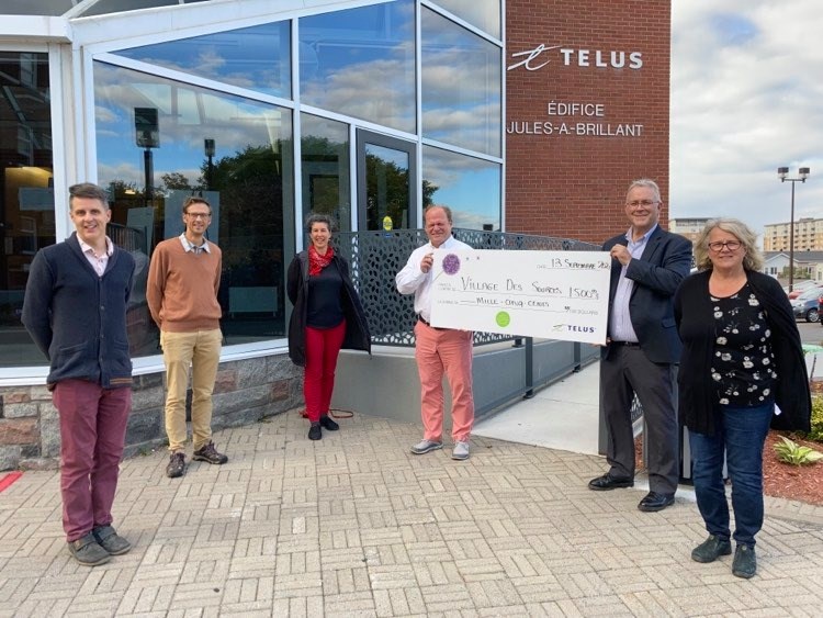 Dave Dumas, bénévole à la Corporation du Village des Sources de Rimouski, Julien St-Amand, Trésorier à la Corporation du Village des Sources de Rimouski, Lucie-Alice Côté, Vice-présidente à la Corporation du Village des Sources de Rimouski

Raymond Lacroix, Vice-président régional - Livraison des solutions spécialisées et soutien chez TELUS, Michel Pineault, Président à la Corporation du Village des Sources de Rimouski et Ghislaine Ross, Directrice générale à la Corporation du Village des Sources de Rimouski.

