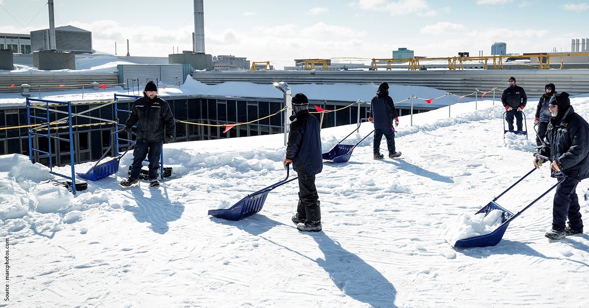 Comment éviter les accidents lors du déneigement des toitures