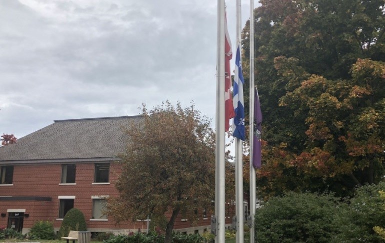 Funérailles nationales pour Guy Lafleur : Rimouski place ses drapeaux en berne