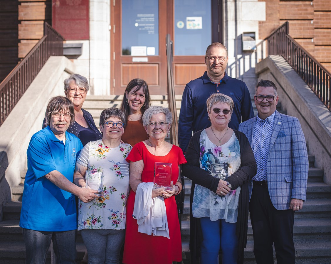 Le maire Mario Bastille, la conseillère Edith Samson et les récipiendaires 2022 : Guy et Georgette Gagnon, Centre d’entraide l’Horizon (Nadine Pelland), Francine St-Pierre, Congrégation des Sœurs de l’Enfant-Jésus de Chauffailles (Roch Aubut) et Carmen L. Soucy.