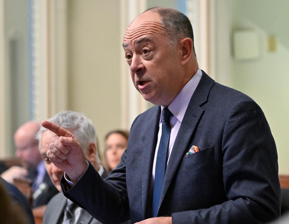 Vapotage chez les jeunes: Dubé prêt à sévir pour limiter l'accès